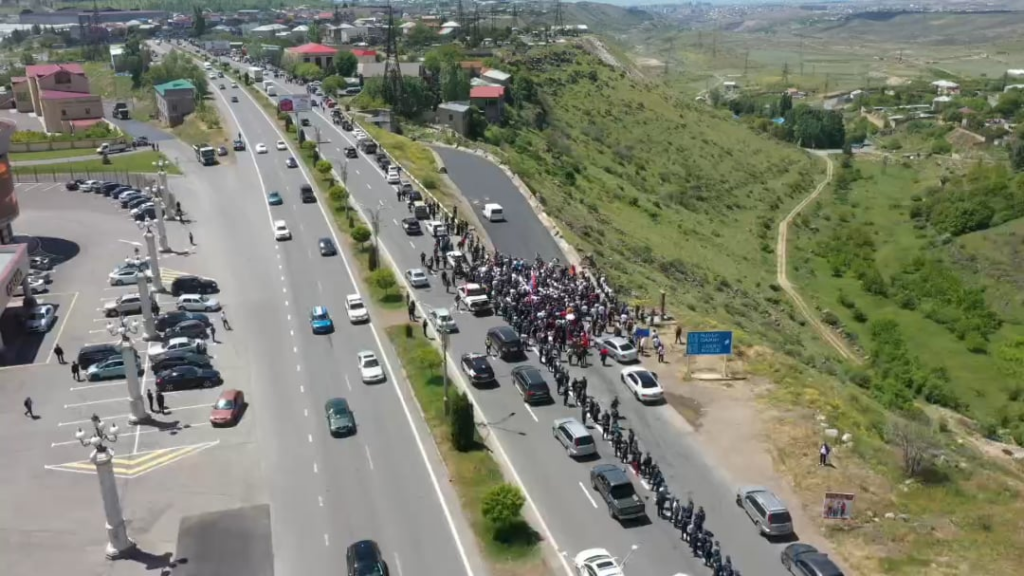 Manifestanti in arrivo a Yerevan