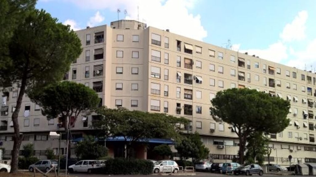 Roma, colpi di pistola a piombini sparati da un'auto sui passanti: quattro stranieri feriti in tre quartieri