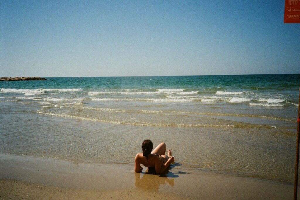 Croazia, la storia della turista italiana in topless richiamata dalla polizia: «Si metta il reggiseno» donna spiaggia croazia topless