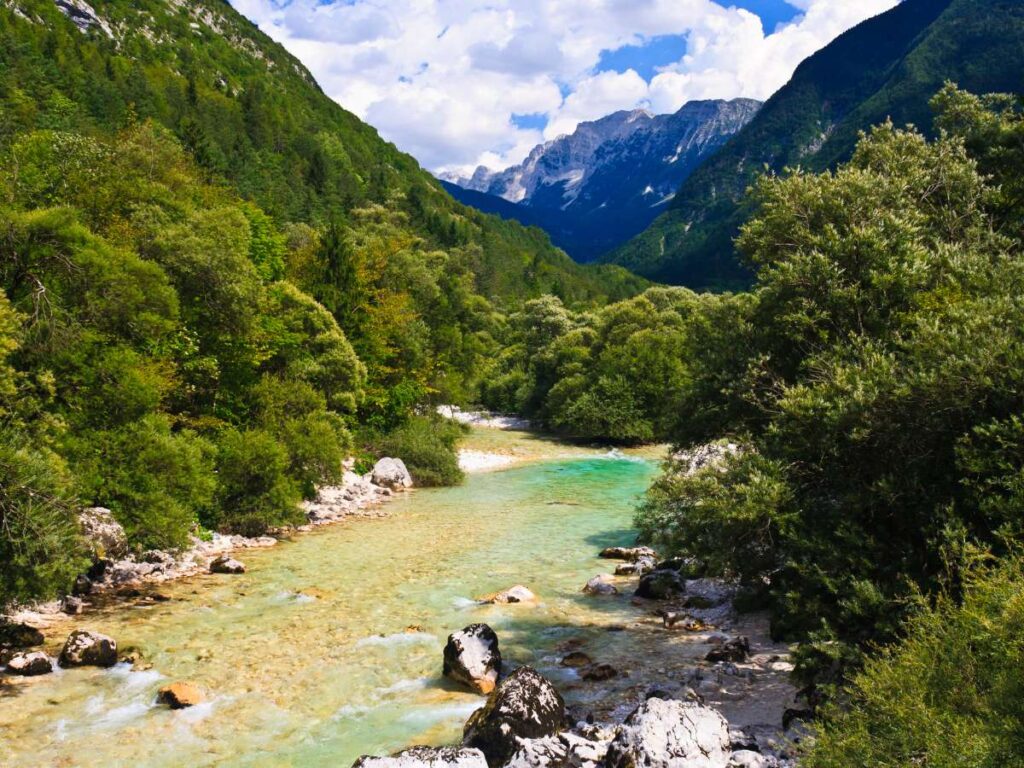 Il luogo inondato di colori che esistono solo qui: benvenuti nella valle che nessuno si aspetta, meraviglia della Slovenia Il luogo inondato di colori che esistono solo qui: benvenuti nella valle che nessuno si aspetta, meraviglia della Slovenia