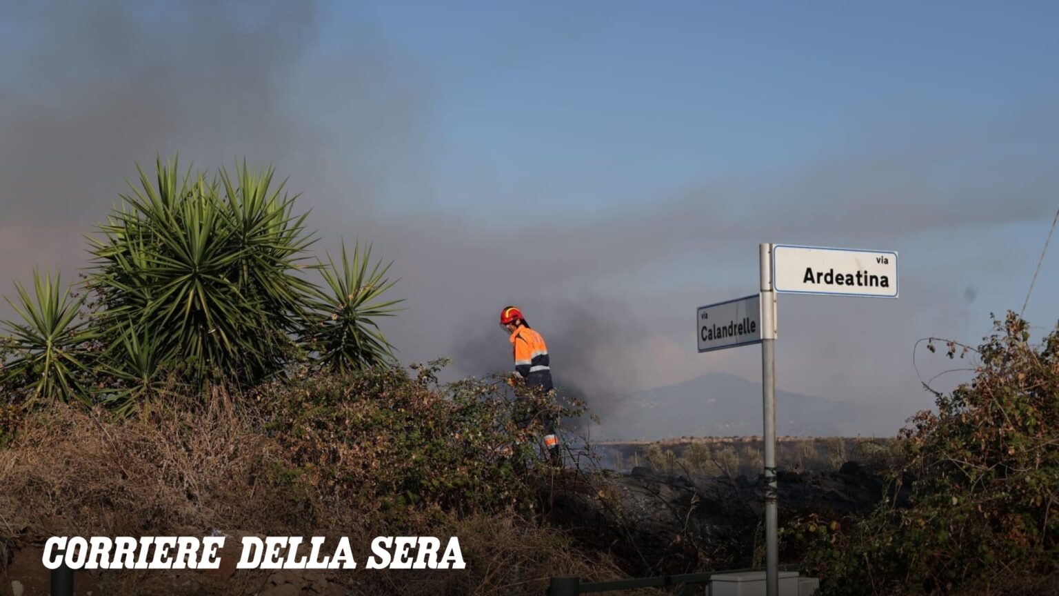 Roma, incendio al Divino Amore: chiuse via Ardeatina e le rampe del Gra. Stop voli all’aeroporto di Ciampino per due ore Roma, incendio al Divino Amore: chiuse via Ardeatina e le rampe del Gra. Stop voli all'aeroporto di Ciampino per due ore
