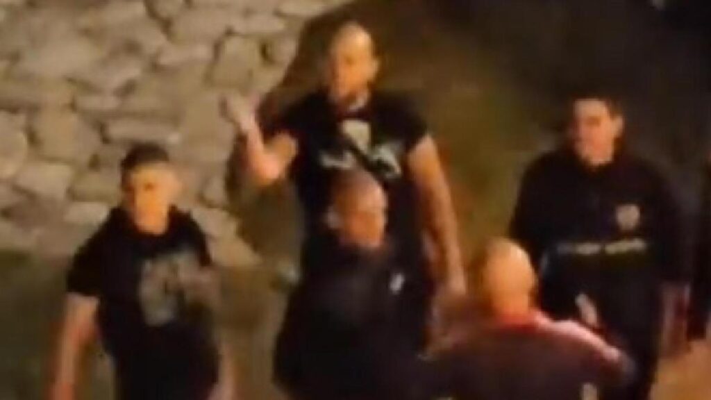 “Mamma, sotto la finestra ci sono i naziskin”. Assalto all’hotel in Bulgaria, la chiamata choc della figlia 16enne Alisa “Mamma, sotto la finestra ci sono i naziskin”. Assalto all’hotel in Bulgaria, la chiamata choc della figlia 16enne Alisa
