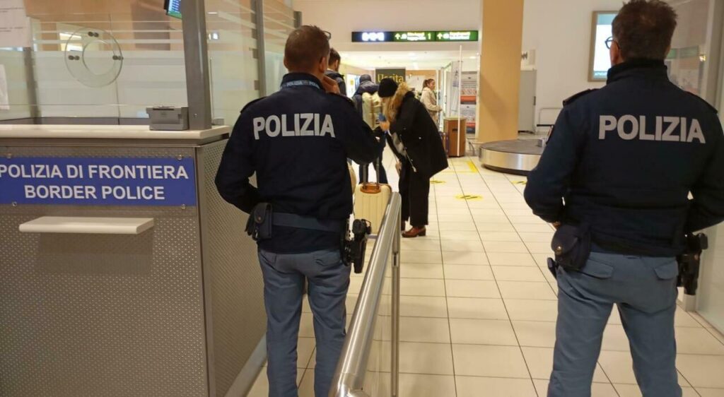 Latitante albanese 40enne arrestato e condannato a 3 anni. Si stava recando a Venezia con la moglie per una vacanza Latitante albanese 40enne arrestato e condannato a 3 anni. Si stava recando a Venezia con la moglie per una vacanza