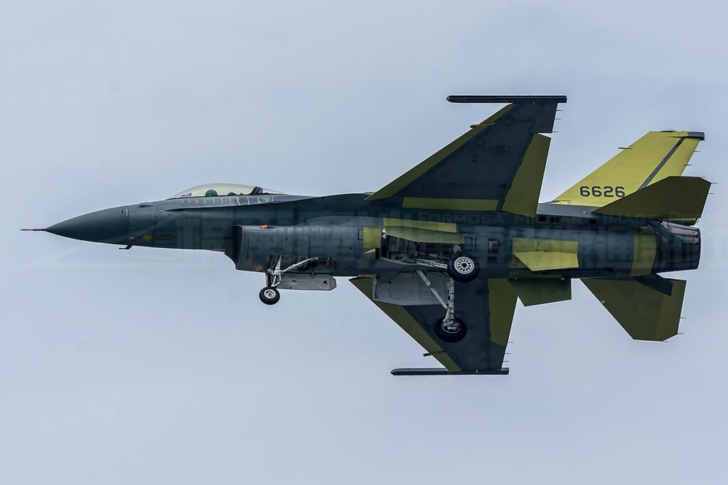 Turchia, F-16 si schianta a Yalova: pilota salvo dopo l’eiezione Turchia, F-16 si schianta a Yalova: pilota salvo dopo l’eiezione