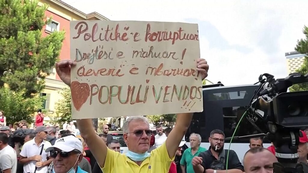 Albania: 57esimo giorno di proteste contro i piani turistici di Kushner Albania: 57esimo giorno di proteste contro i piani turistici di Kushner