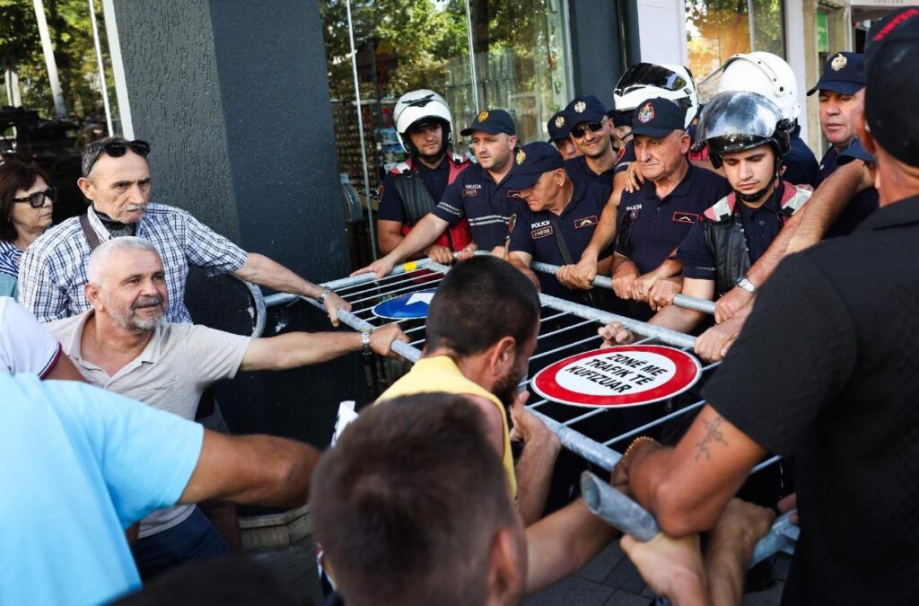 Albania, continuano le proteste di piazza Albania, continuano le proteste di piazza