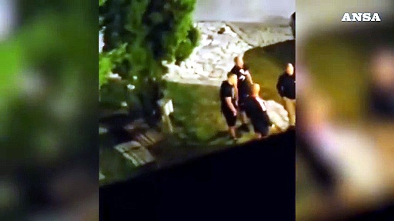 Bulgaria, gruppo di naziskin tenta l’assalto all’hotel che ospita ragazzi ebrei italiani a Bansko. Il video, i saluti romani, le urla: “Sieg Heil”