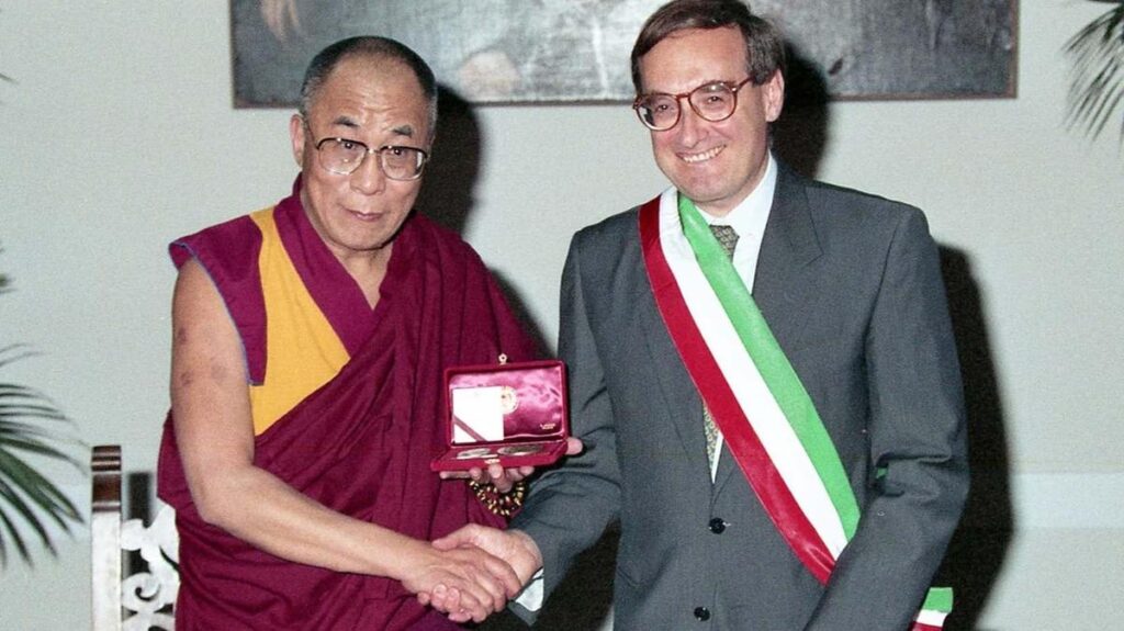 Lo scontro diplomatico: “Cina e Russia arroganti: stop al gemellaggio” Lo scontro diplomatico: "Cina e Russia arroganti: stop al gemellaggio"
