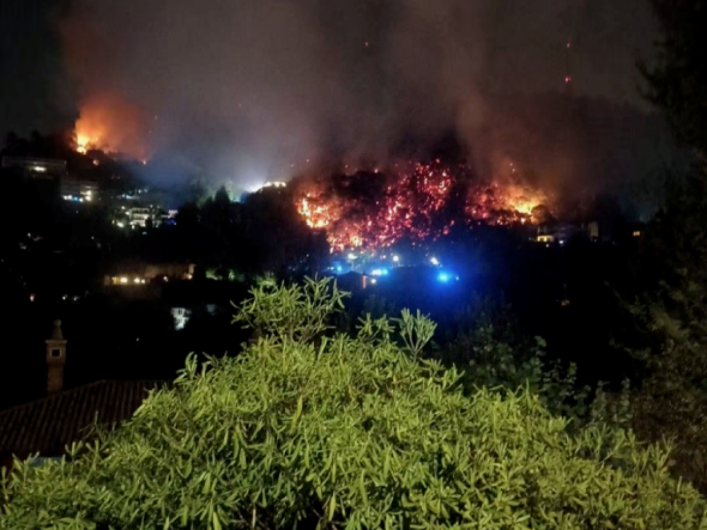 Como, nella notte si allarga l'incendio sul Monte Goj e minaccia le case: cenere e fumo anche in centro. Ottanta vigili del fuoco al lavoro