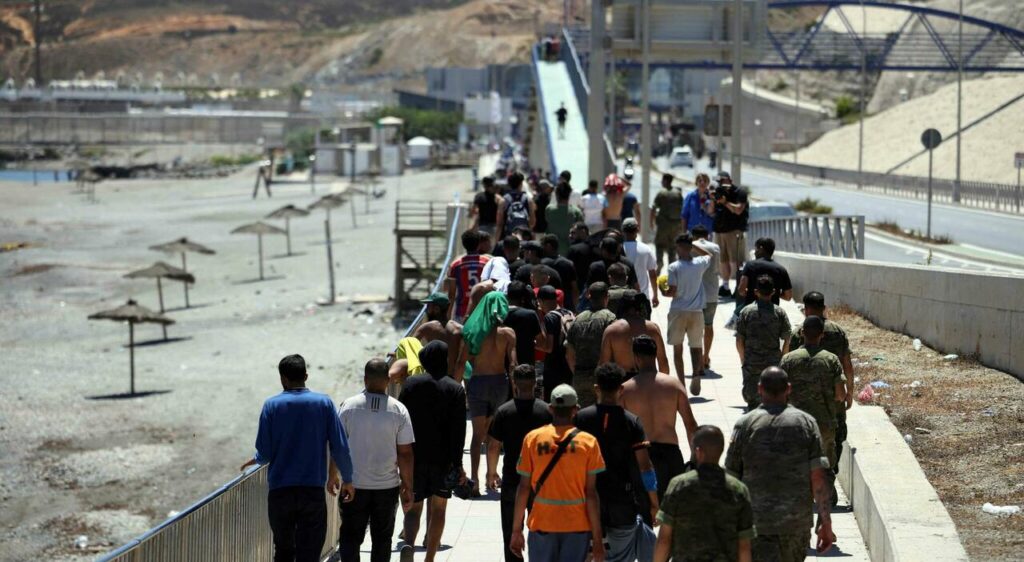 Ceuta, filo spinato, cannoni ad acqua e mille soldati: il Marocco vuole scongiurare l’invasione. Frontex, ingressi irregolari nell’Ue in calo del 37% nei primi 7 mesi Ceuta, filo spinato, cannoni ad acqua e mille soldati: il Marocco vuole scongiurare l'invasione. Frontex, ingressi irregolari nell'Ue in calo del 37% nei primi 7 mesi