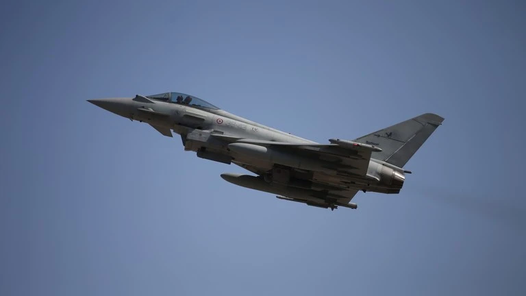La NATO ha inviato aerei da combattimento per abbattere un drone che aveva violato lo spazio aereo lettone. Vietnam.vn - Nền tảng quảng bá Việt Nam