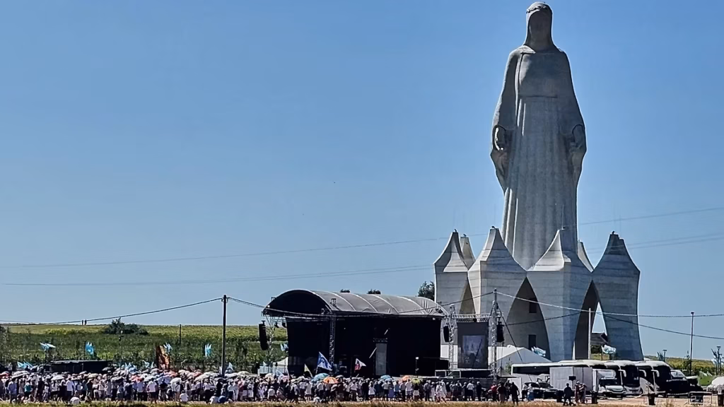 Più alta del Cristo di Rio: inaugurata in Polonia la Madonna gigante da 55,6 metri Più alta del Cristo di Rio: inaugurata in Polonia la Madonna gigante da 55,6 metri