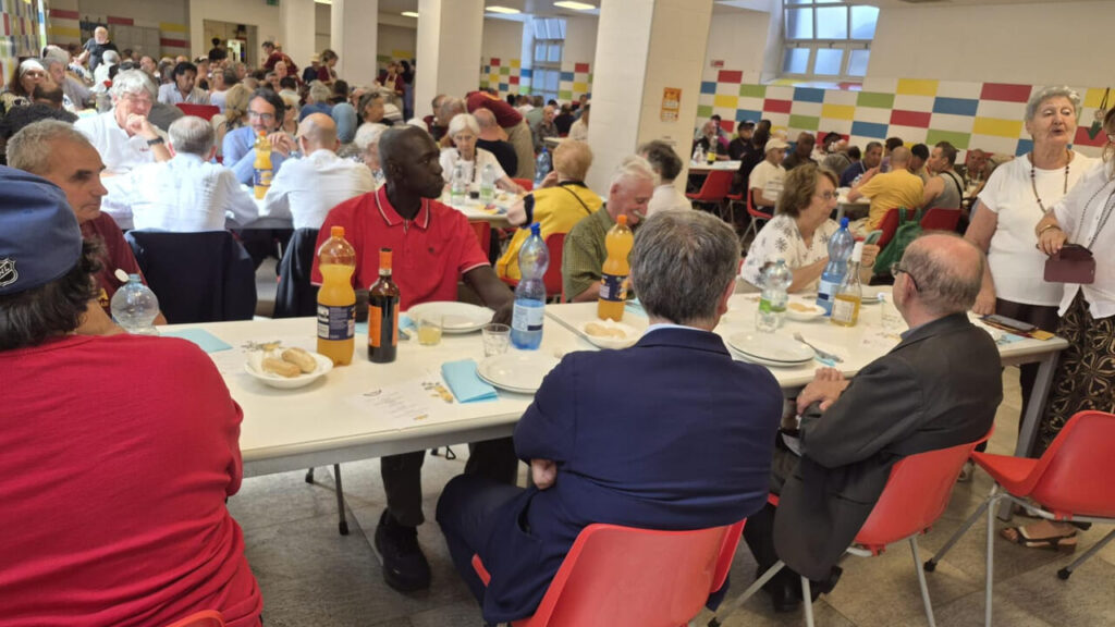 La tavola per 200 persone nel cuore di Milano deserta: il Ferragosto insieme a chi non ha una casa