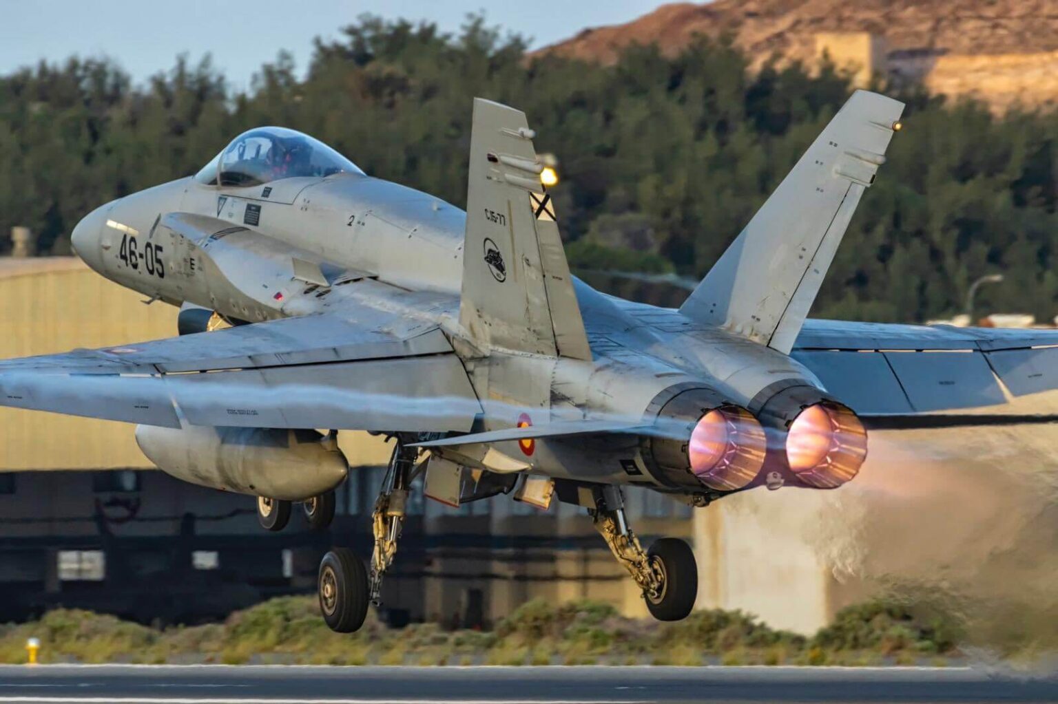 EF-18 Hornet: Intercettazione di un Drone nei Cieli Rumeni EF-18 Hornet: Intercettazione di un Drone nei Cieli Rumeni