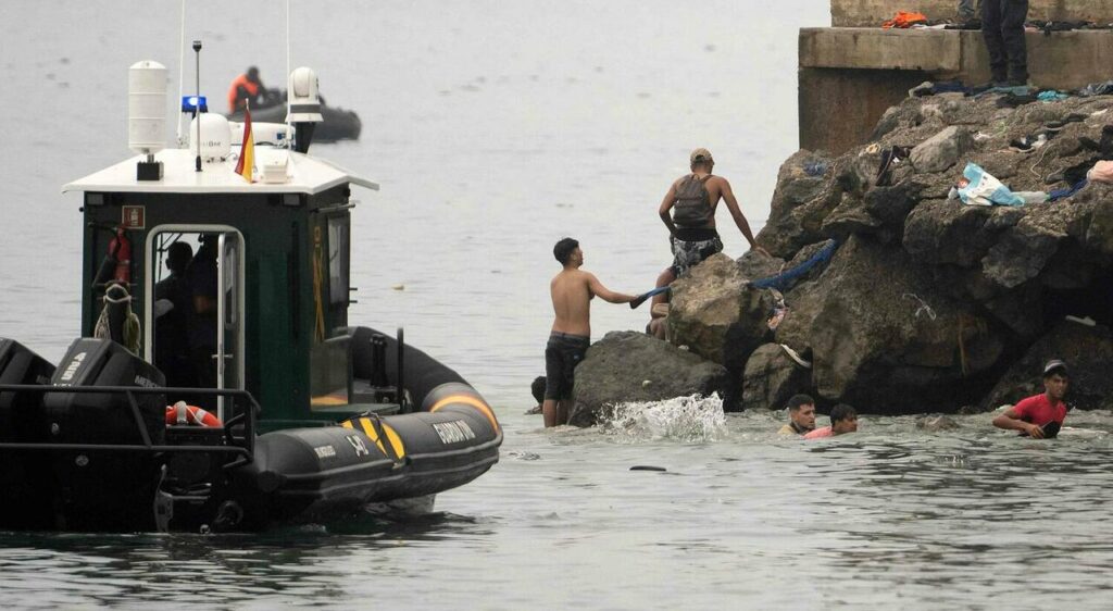 Ceuta, la motovedetta da 500mila euro della Guardia Civil spagnola riparata con il polistirolo torna in mare (ma perde acqua) Ceuta, la motovedetta da 500mila euro della Guardia Civil spagnola riparata con il polistirolo torna in mare (ma perde acqua)