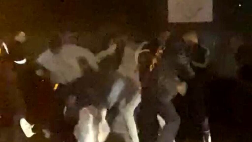 Italiani aggrediti e picchiati da 12 persone a Barcellona: 21enne colpito alla nuca, è in coma