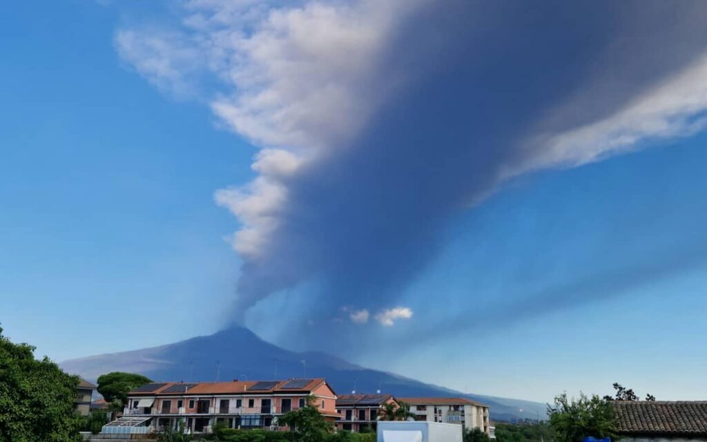 Etna, ancora lava e cenere: chiusi settori aerei e limitati i voli in arrivo a Catania