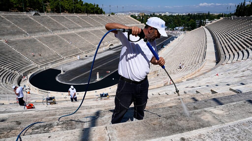 Grecia, lo Stadio Kallimarmaro torna a splendere: prima pulizia dopo più di un secolo