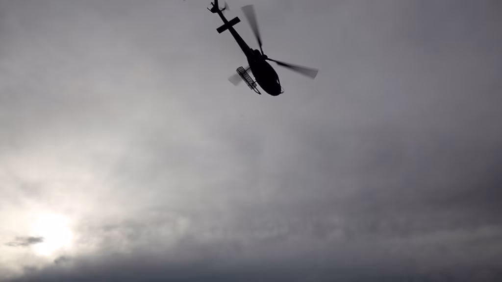 Grecia: elicottero privato precipita a Sifnos, tre morti. Il velivolo si schianta vicino alle case Grecia: elicottero privato precipita a Sifnos, tre morti. Il velivolo si schianta vicino alle case