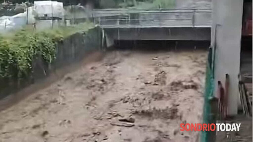 Frana a Rogolo: quattro persone evacuate Frana a Rogolo: quattro persone evacuate
