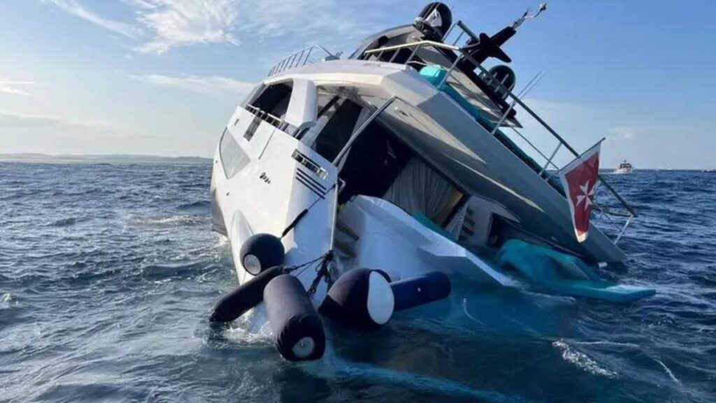 Chi è il proprietario dello yacht affondato in Costa Smeralda, il panfilo Angiola II da 8 milioni è ancora sott’acqua a 7 metri di profondità Chi è il proprietario dello yacht affondato in Costa Smeralda, il panfilo Angiola II da 8 milioni è ancora sott’acqua a 7 metri di profondità