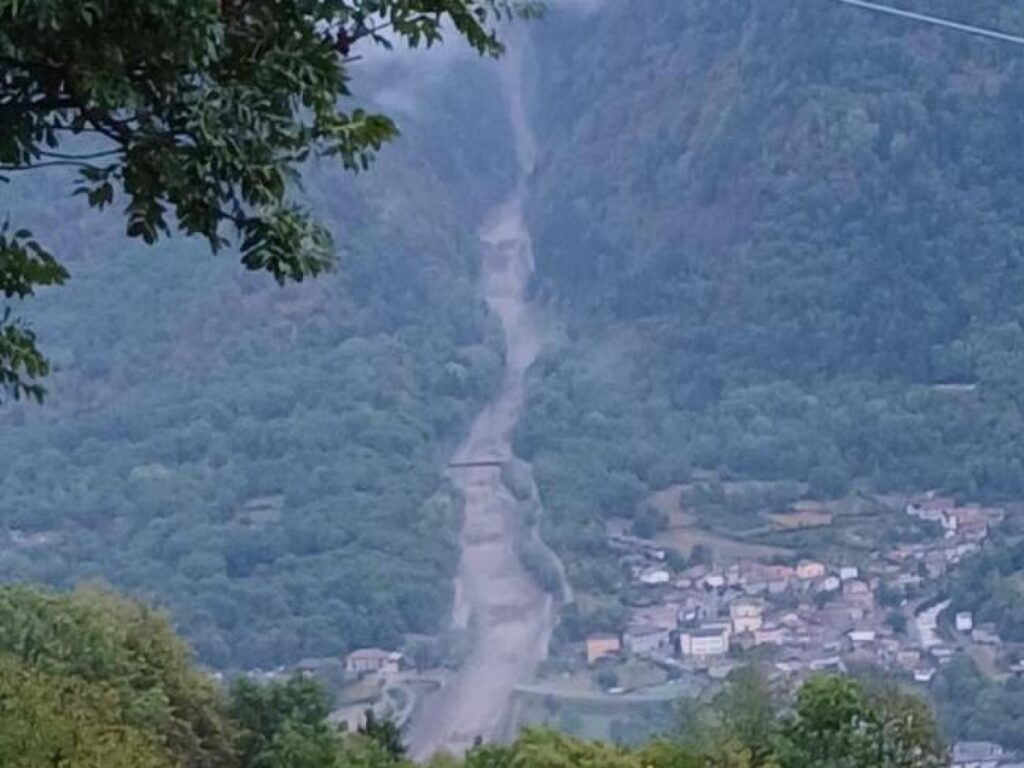 Grave ondata di maltempo in Valcamonica: crolla il ponte di Sonico, evacuati gli abitanti di Rino e Vione Grave ondata di maltempo in Valcamonica: crolla il ponte di Sonico, evacuati gli abitanti di Rino e Vione