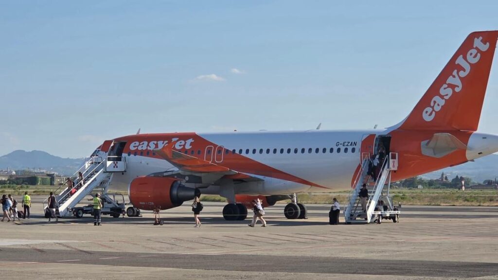 “Niente scarico di carburante nel mare”: volo EasyJet, il problema al motore e la risposta ai sospetti social