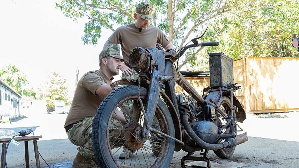 La moto della Wehrmacht trovata in Ungheria è una capsula del tempo dell'assedio di Budapest