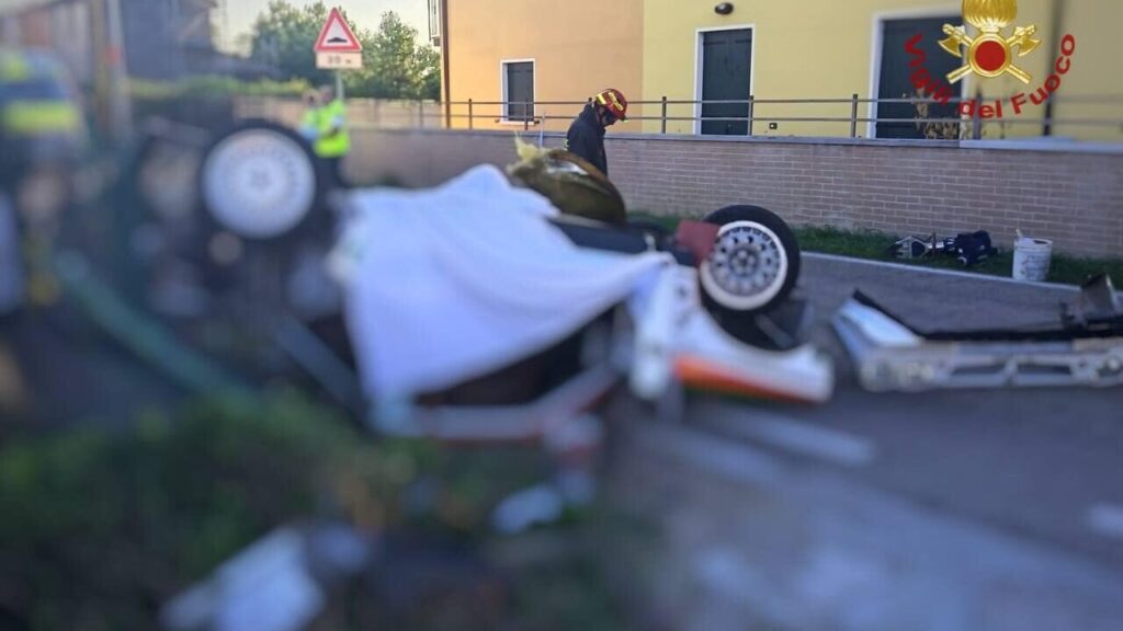 Incidente mortale, muore un giovane sull'auto da rally ribaltata
