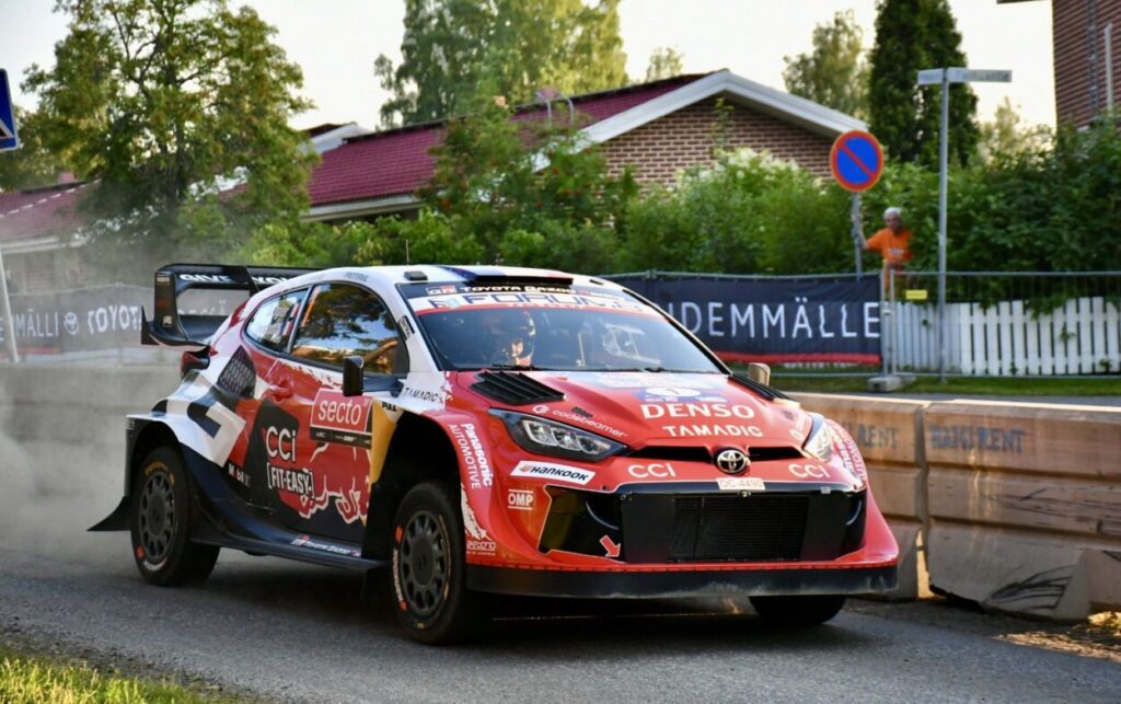 Rally Finlandia, PS6/10: Ogier doma la pioggia, il WRC cambia proprietà