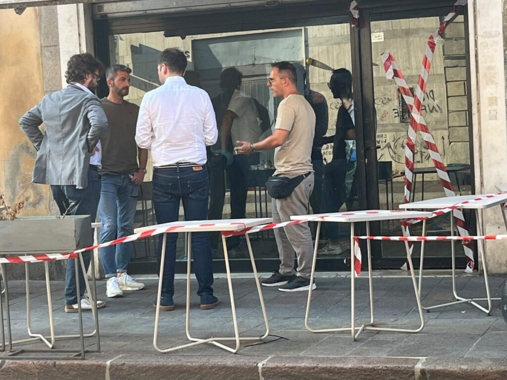 Bergamo, trovate ossa nel muro di un bar in ristrutturazione. Probabilmente sono umane Bergamo, trovate ossa nel muro di un bar in ristrutturazione. Probabilmente sono umane