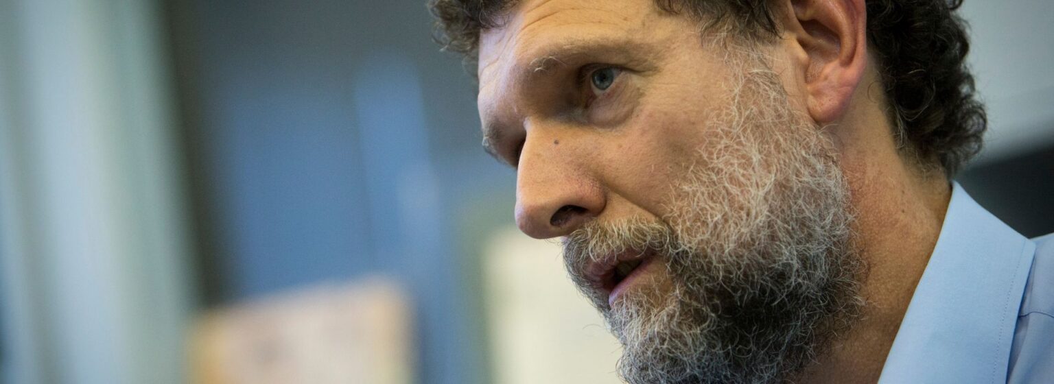 Turchia, terza pronuncia della Cedu: Osman Kavala va scarcerato