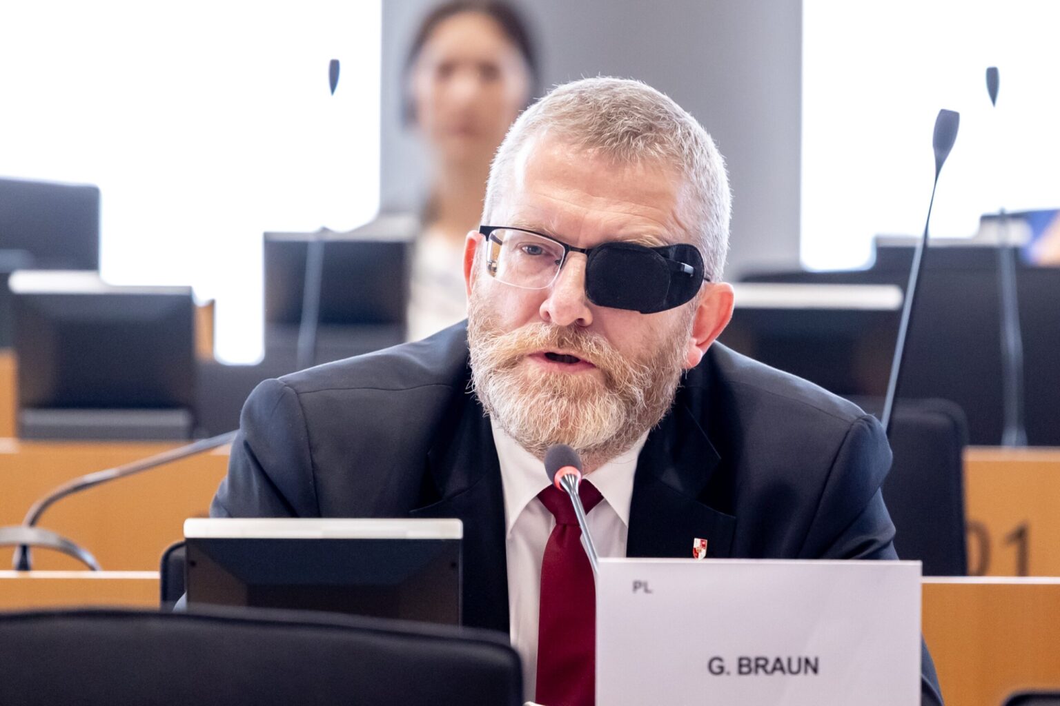 Polonia, continuano le accuse per negazionismo all’eurodeputato che definì “falsi” i forni di Auschwitz Polonia, continuano le accuse per negazionismo all'eurodeputato che definì "falsi" i forni di Auschwitz