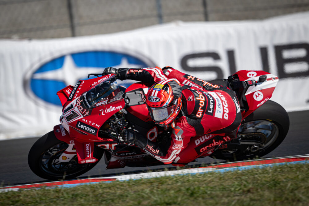 LIVE Superbike, GP Cechia 2026 in DIRETTA: Bulega vince la sfida con Lecuona, Montella trova il podio Bulega su Ducati