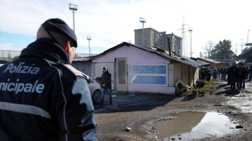 Napoli, neonata rom rapita di notte da una casa famiglia: anche gli altri 4 fratellini sarebbero stati portati in Romania Napoli, neonata rom rapita di notte da una casa famiglia: anche gli altri 4 fratellini sarebbero stati portati in Romania