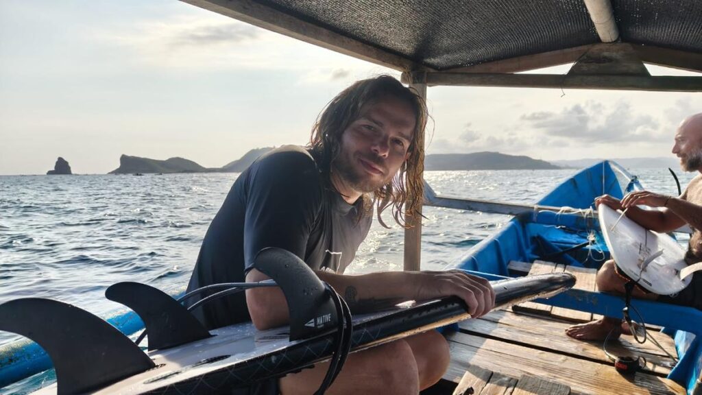 Gabriele muore tra le onde a Bali mentre fa surf: drammatico incidente. Lo choc degli amici: “Sei un pezzo di noi, lo sarai per sempre”