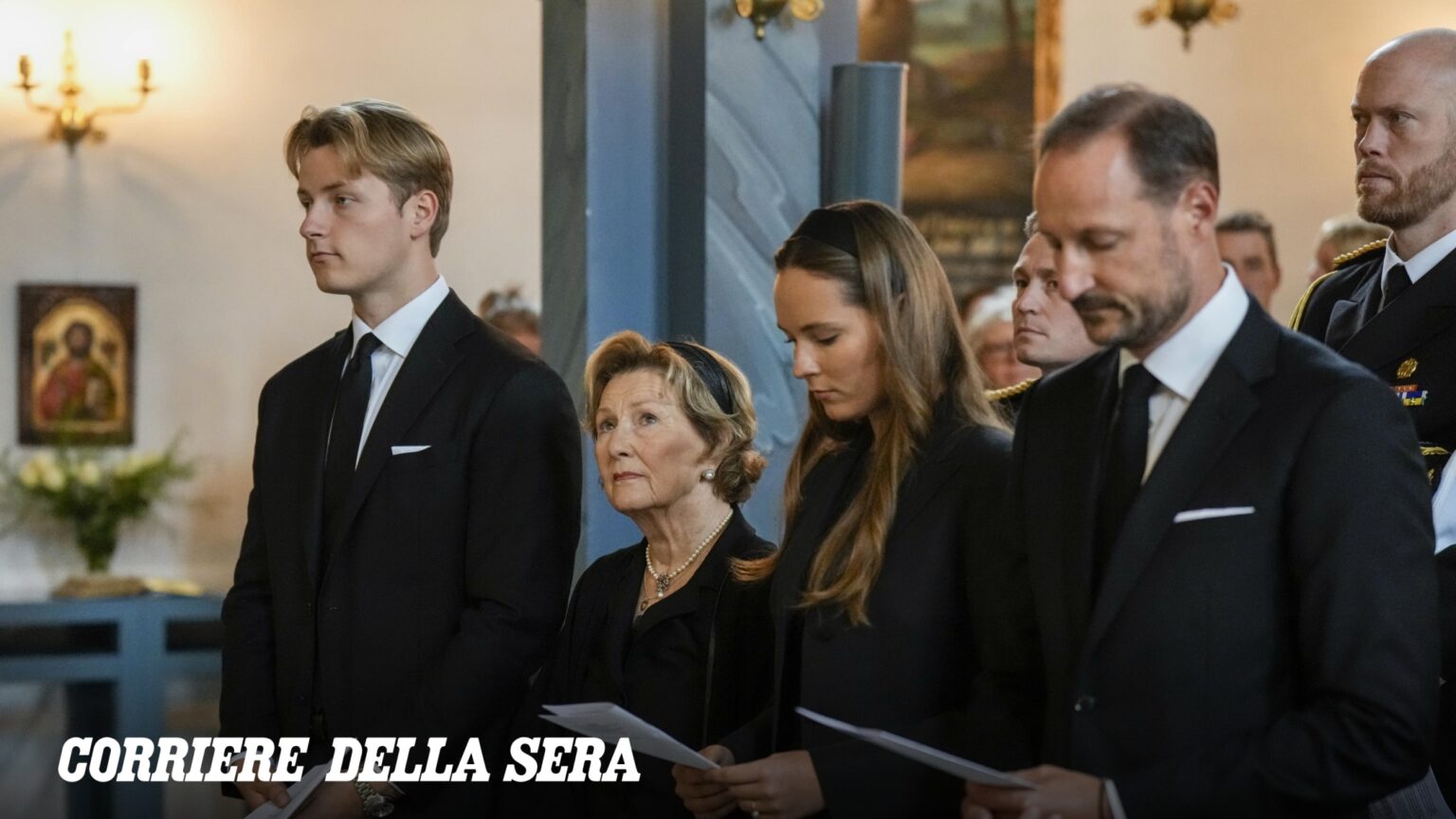 L’assenza della regina Mette-Marit alla prima messa dopo la morte di re Harald. «Funerale di Stato dopo il 7 settembre» L'assenza della regina Mette-Marit alla prima messa dopo la morte di re Harald. «Funerale di Stato dopo il 7 settembre»