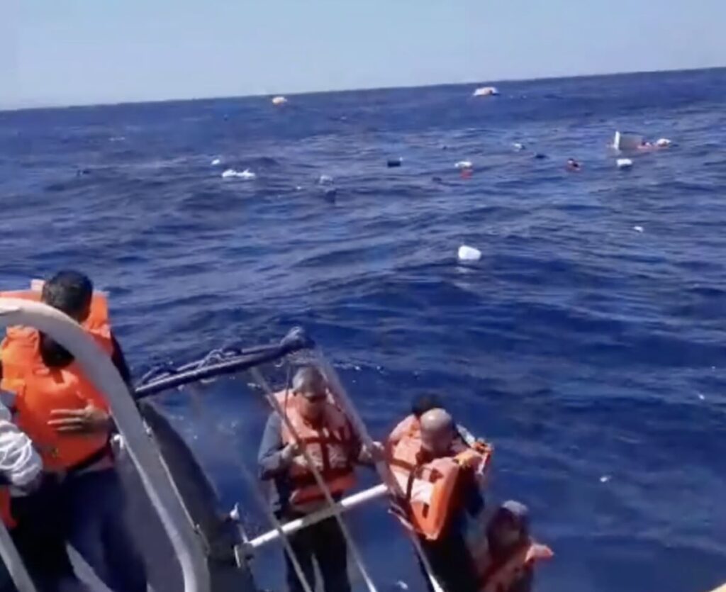 Cipro Nord, traghetto con 267 persone si ribalta in acqua: «8 morti e 17 dispersi». Arrestati per negligenza il comandante e altri 8 membri – I video Cipro Nord, traghetto con 267 persone si ribalta in acqua: «8 morti e 17 dispersi». Arrestati per negligenza il comandante e altri 8 membri - I video