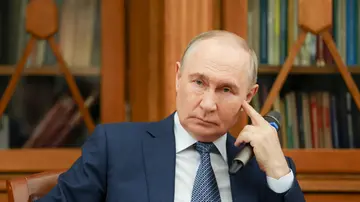Ucraina, Putin non ha paura di Ue o Usa ma della faida interna: “Teme di essere impiccato se non conquista almeno il Donbass”