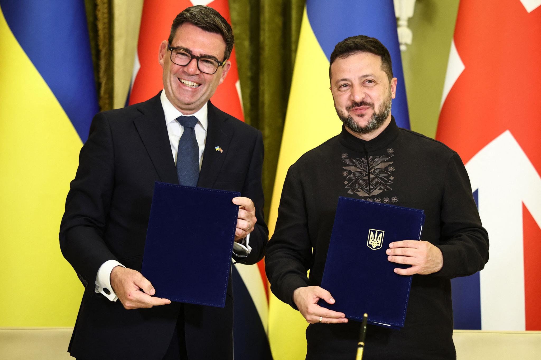 Il presidente ucraino Volodymyr Zelensky (a destra) e il primo ministro britannico Andy Burnham alla cerimonia di firma di un accordo di cooperazione sull'intelligenza artificiale a Kiev il 24 agosto. Questo è stato il primo viaggio all'estero di Burnham da quando ha assunto l'incarico.