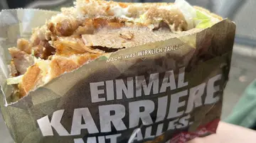 “Una carriera con tutto”. Ora la Germania mette l’annuncio sul kebab per reclutare militari