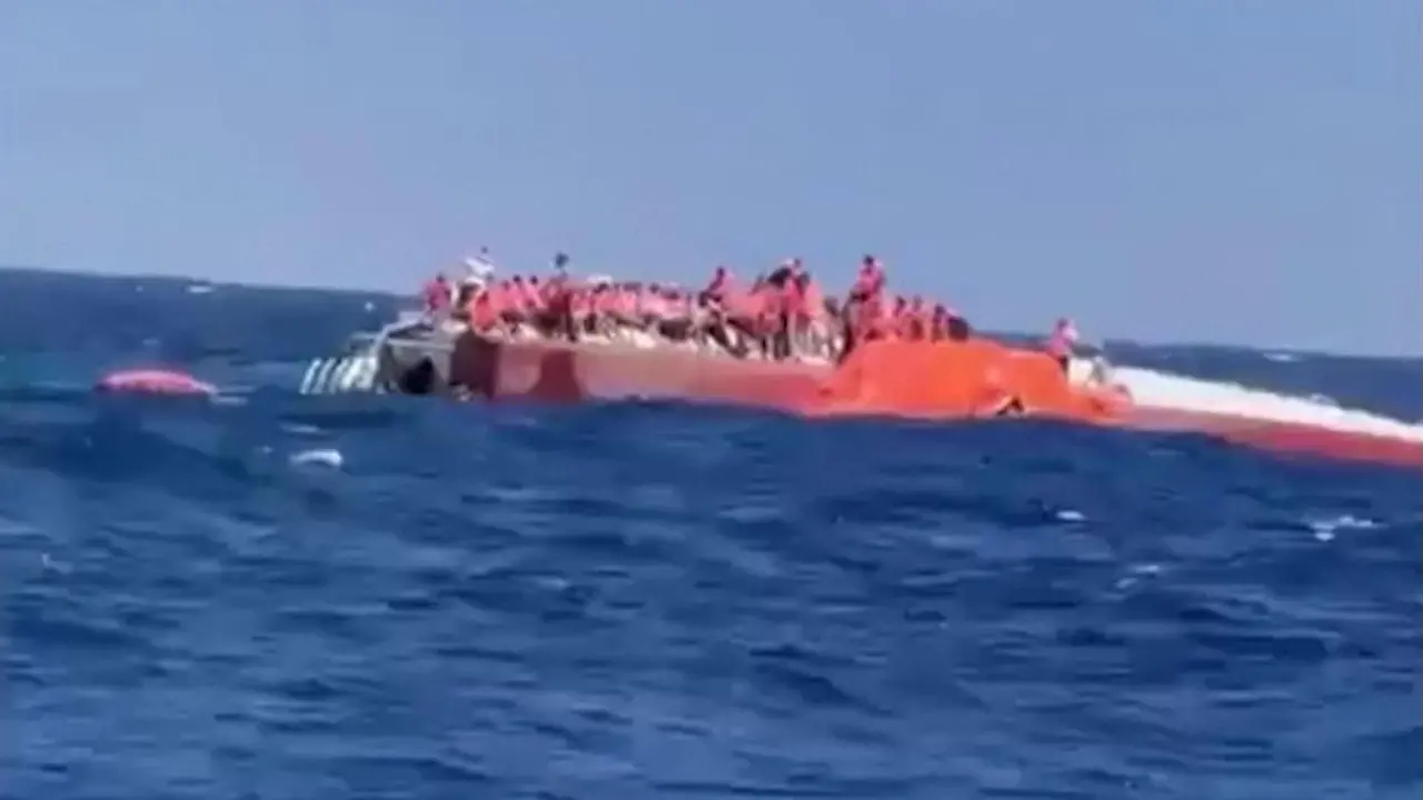 Il naufragio del traghetto al largo di Cipro in un frame di un video amatoriale