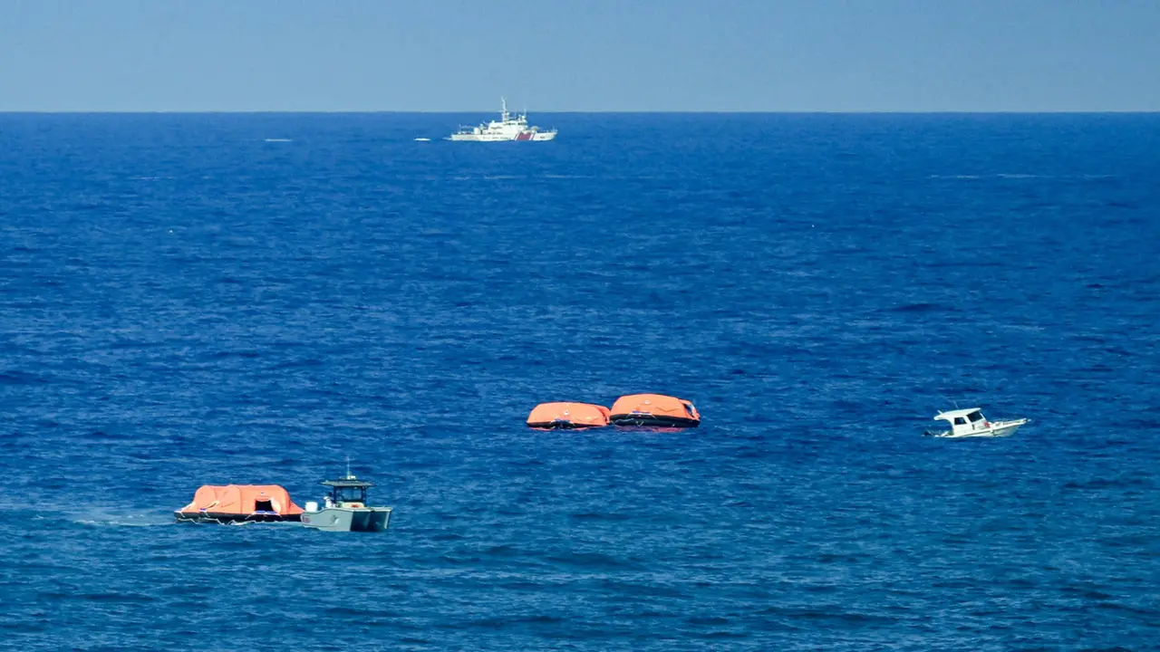 Le operazioni di ricerca e soccorso dopo il ribaltamento di un traghetto (fptp Jewel SAMAD / AFP)