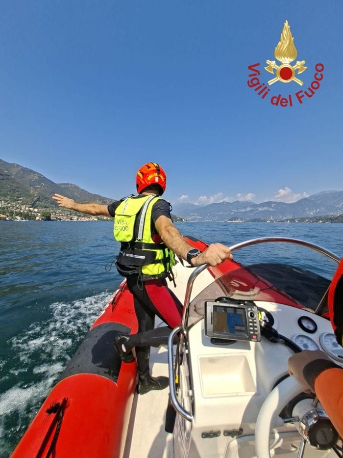 Soccorsi in azione per individuare il 21enne in acqua Lenno, si tuffa dalla barca e non riemerge: sospese le ricerche per un 21enne residente in Bergamasca
