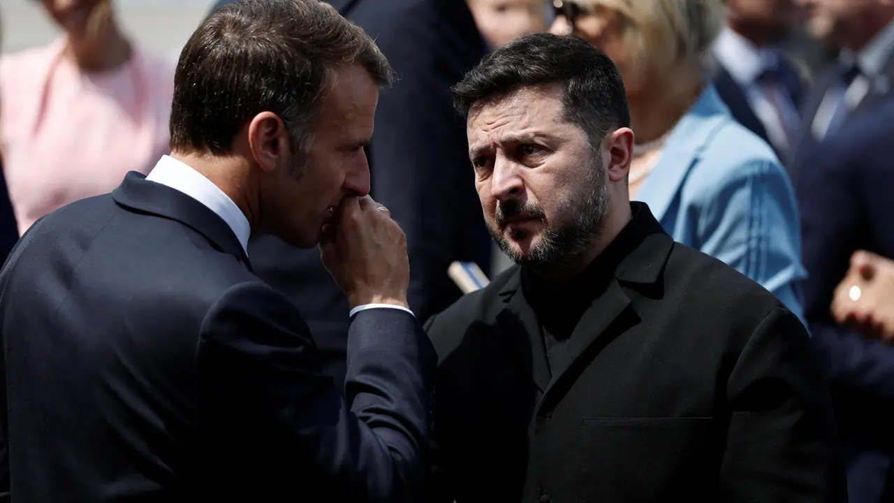 Macron parla con Zelensky al termine della parata militare annuale del Giorno della Bastiglia a Parigi, 14 luglio 2026 (Epa)