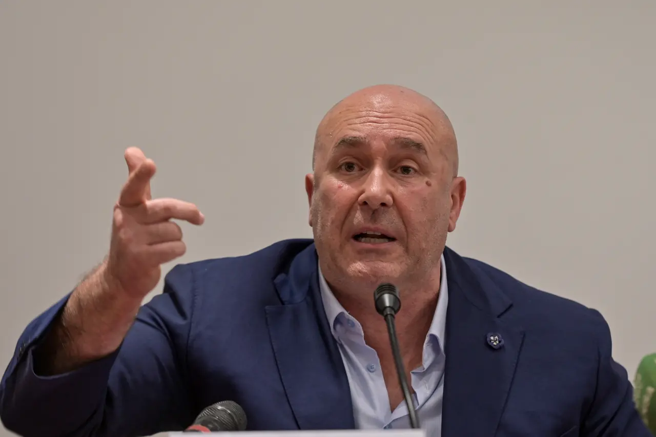 Stefano Bandecchi, sindaco di Terni, denuncia che sono stati trovati alcuni dispositivi di ascolto nascosti nelle prese elettriche degli uffici in Comune