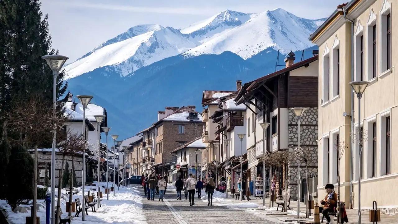 Una veduta di Bansko, cittadina e centro sciistico a pochi chilometri da Sofia in Bulgaria