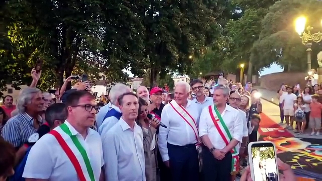 E’ festa per un nuovo Guinness dei Primati toscano: l’infiorata di Lucca è la più lunga del mondo