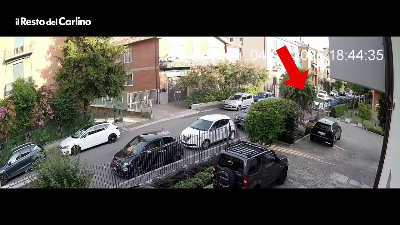 "Odio gli anziani”. Colpisce in testa 2 donne per derubarle e poi fugge con il bottino: incastrato dalle telecamere