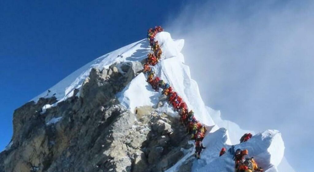 Everest, l’urina dei turisti ha fatto fondere 154 tonnellate di ghiaccio: l’effetto dei visitatori sullo scioglimento dei ghiacciai Everest, l’urina dei turisti ha fatto fondere 154 tonnellate di ghiaccio: l'effetto dei visitatori sullo scioglimento dei ghiacciai